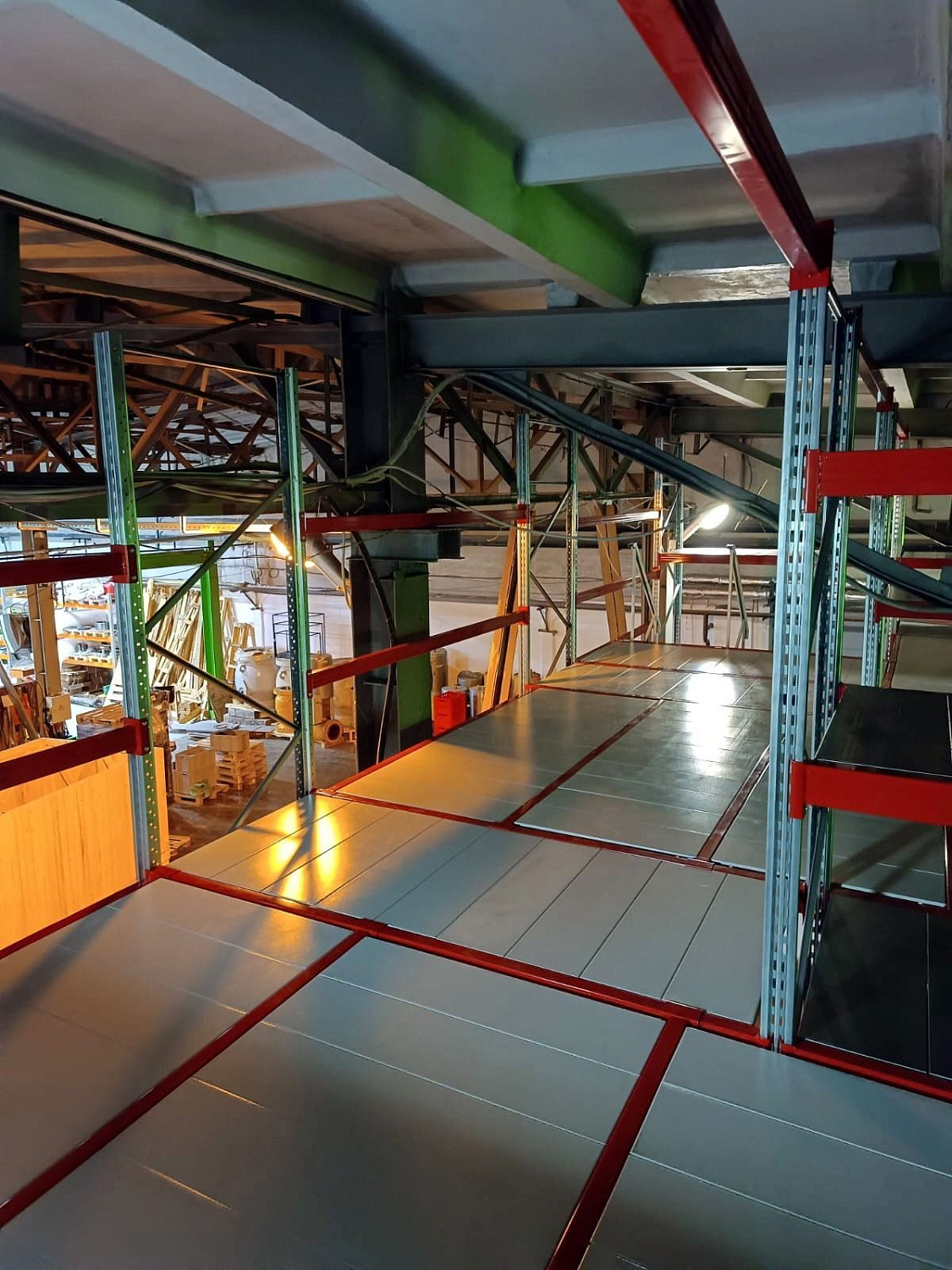 Мезонинный стеллаж трехэтажный, на рамах